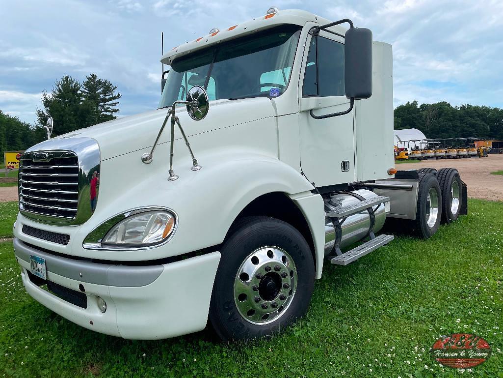Image of Freightliner Columbia 120 Primary image