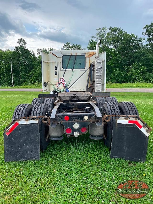 Image of Freightliner Columbia 120 equipment image 2