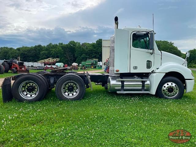 Image of Freightliner Columbia 120 equipment image 3