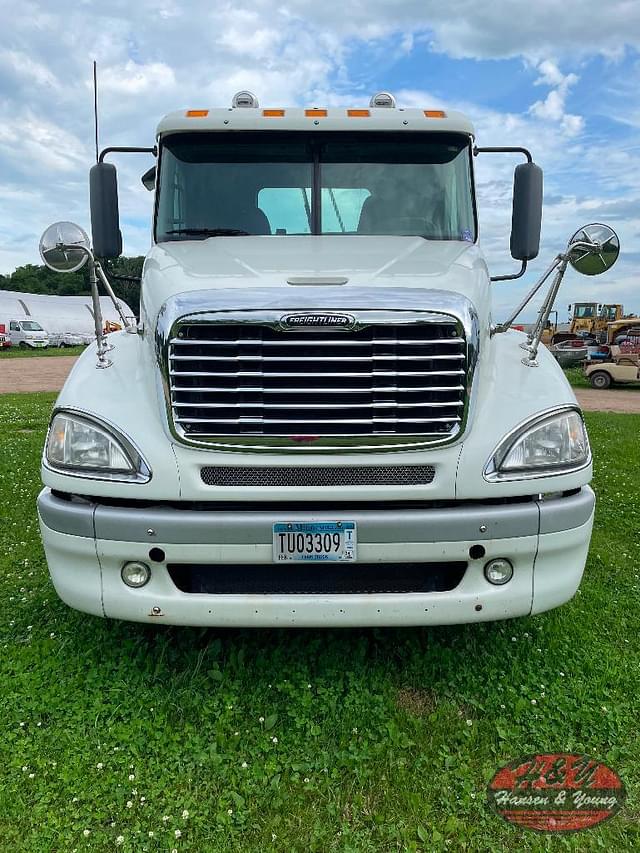 Image of Freightliner Columbia 120 equipment image 4