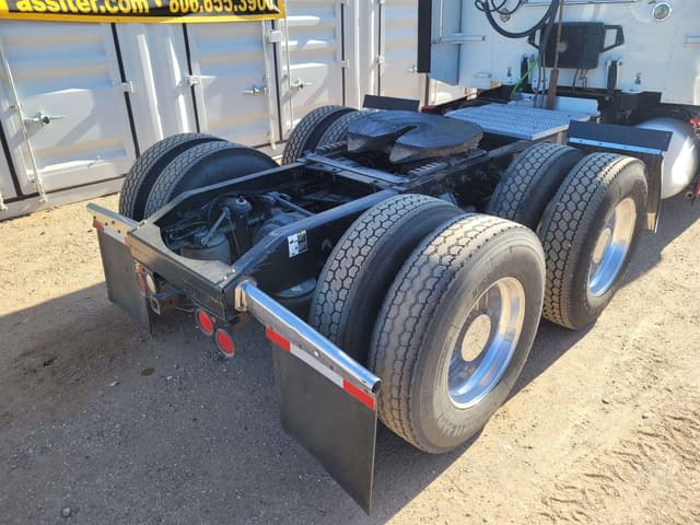 Image of Peterbilt 386 equipment image 4
