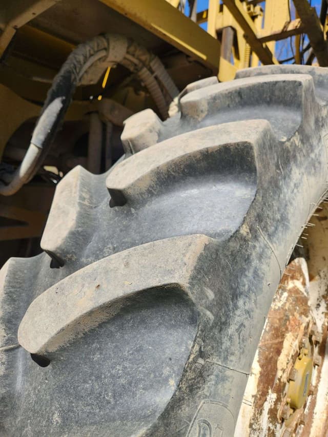 Image of Ag-Chem RoGator 1254 equipment image 3