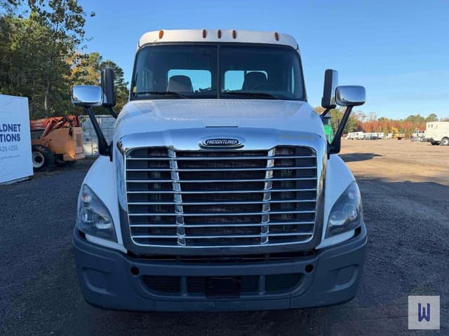 Image of Freightliner Cascadia 125 equipment image 2