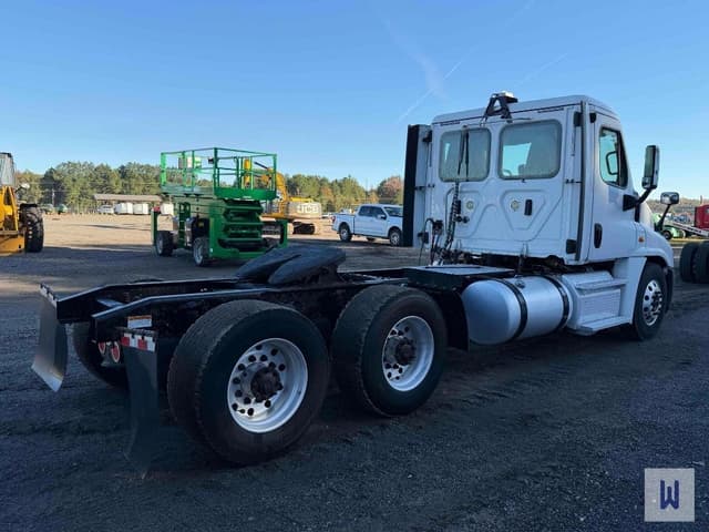 Image of Freightliner Cascadia 125 equipment image 4