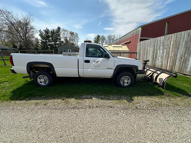 Image of Chevrolet 2500HD equipment image 3