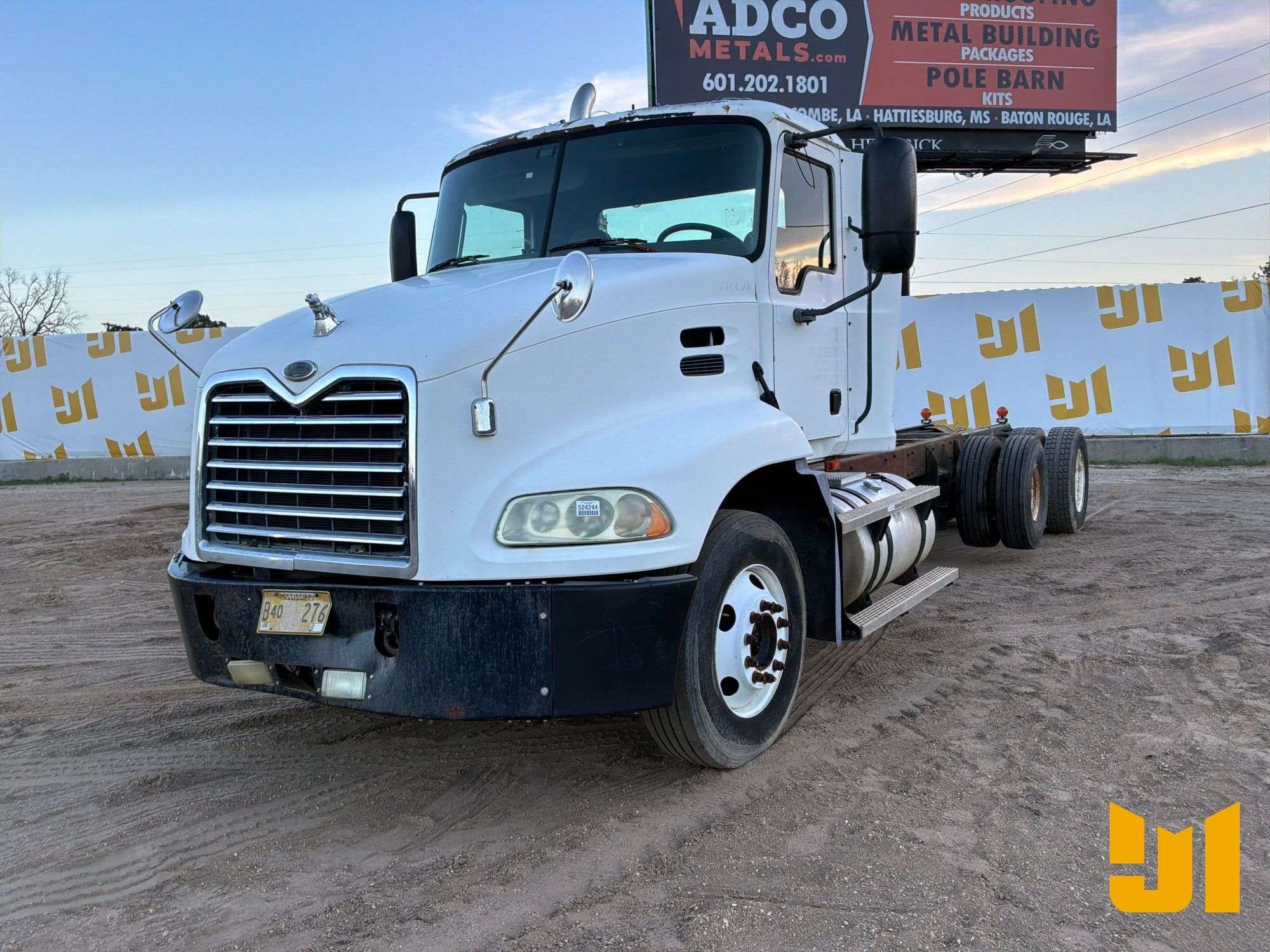 2004 Mack Vision CX612 Equipment Image0