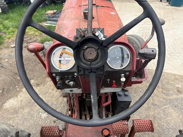 Image of Farmall 706 equipment image 3