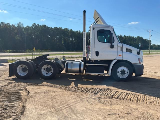 Image of Freightliner Cascadia equipment image 3