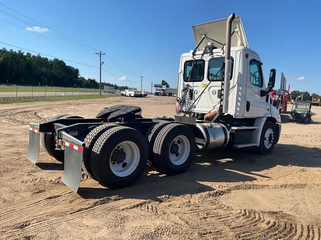 Image of Freightliner Cascadia equipment image 4