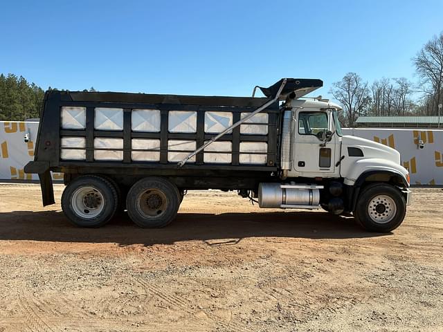 Image of Mack Granite CV713 equipment image 3
