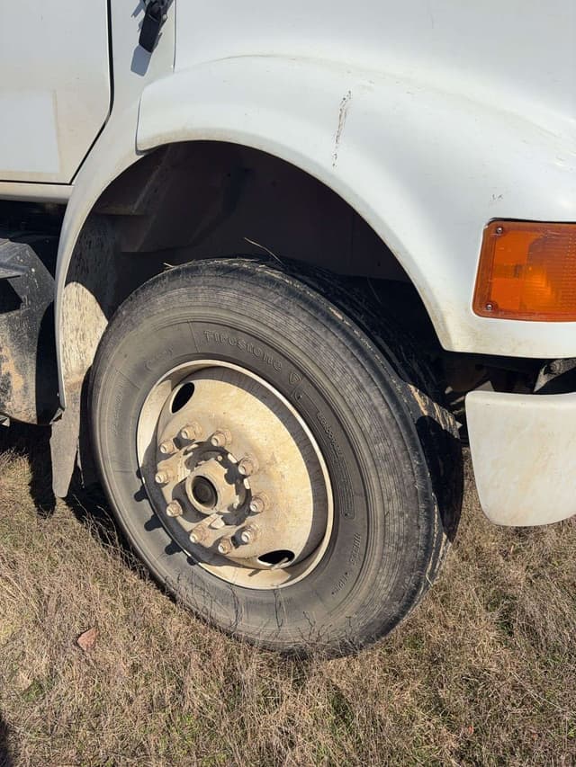 Image of International 8100 equipment image 4