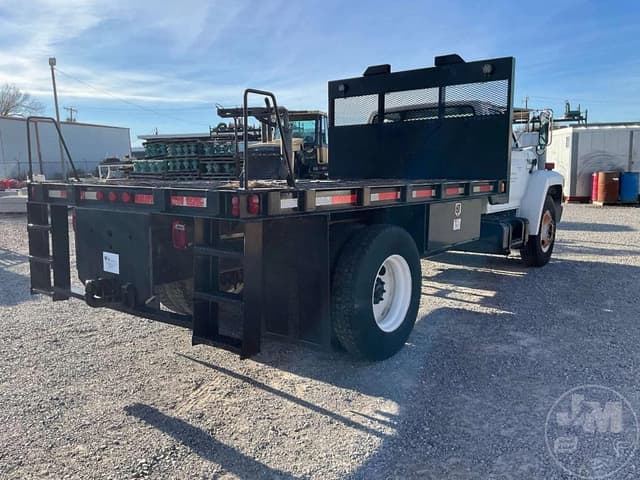 Image of Ford F-700 equipment image 3