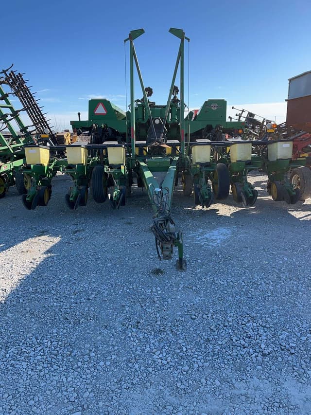 Image of John Deere 7200 equipment image 1