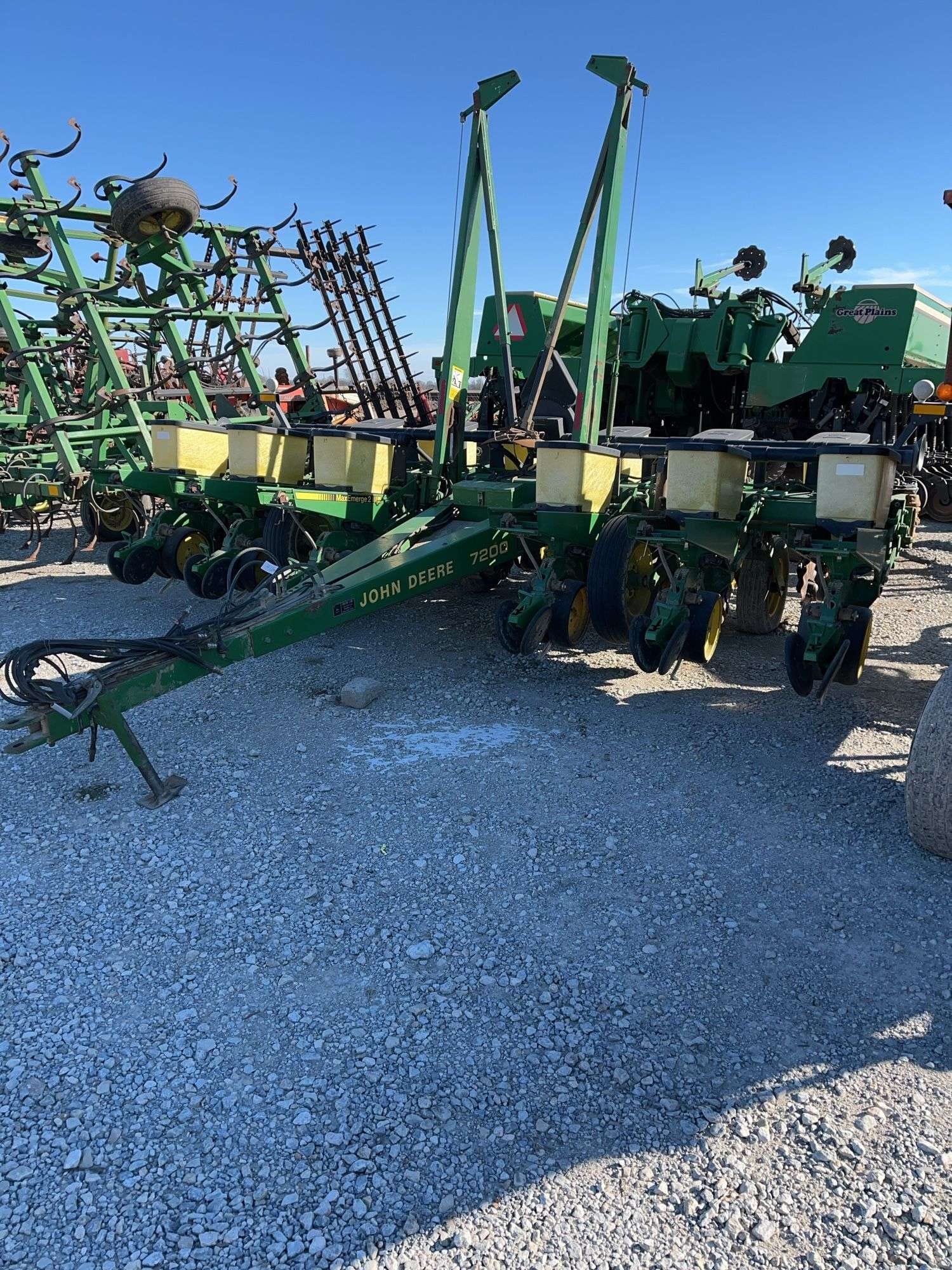 John Deere 7200 Equipment Image0