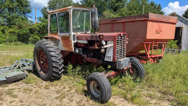 Image of Farmall 806 equipment image 1