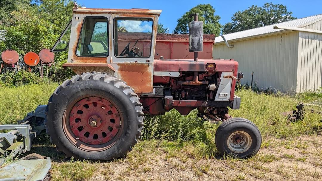 Image of Farmall 806 Primary image