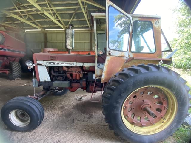 Image of Farmall 806 equipment image 3