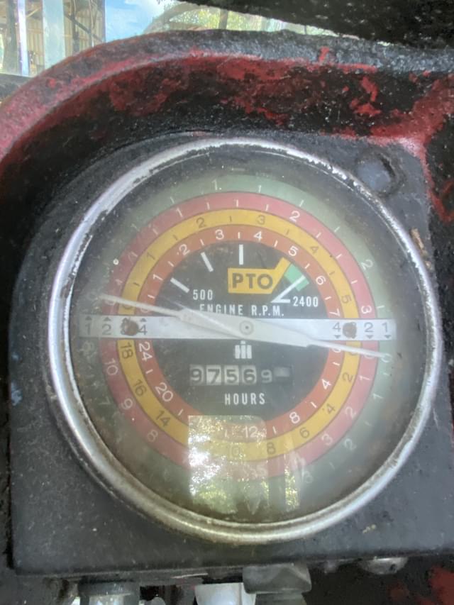Image of Farmall 806 equipment image 4