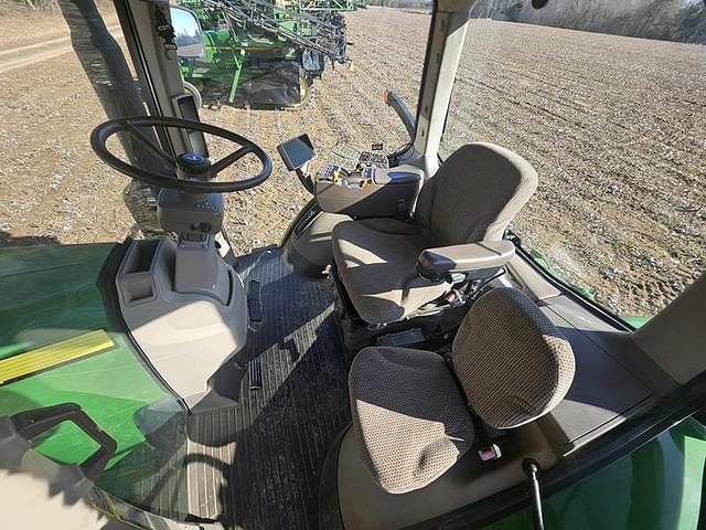 Image of John Deere 8235R equipment image 4