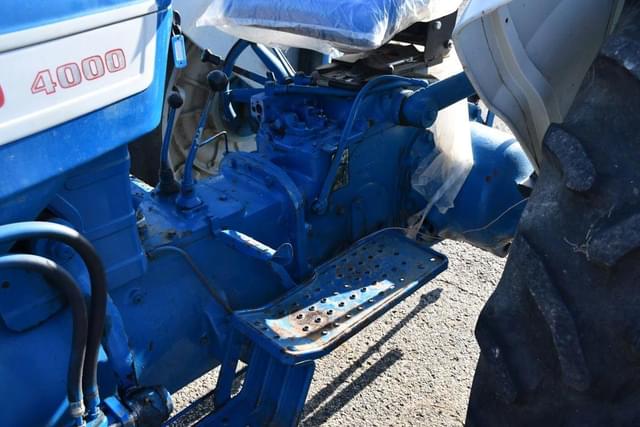 Image of Ford 4000 equipment image 2