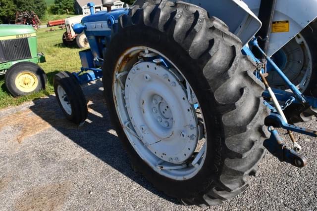 Image of Ford 4000 equipment image 4