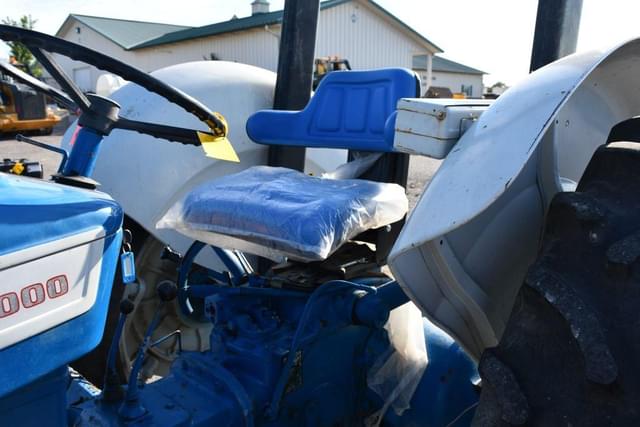 Image of Ford 4000 equipment image 3