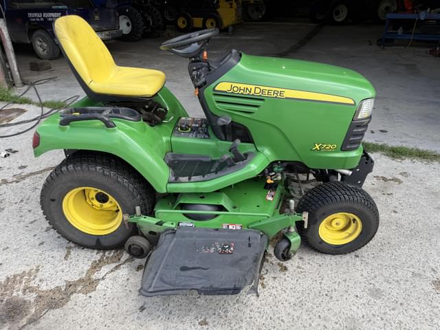 Image of John Deere X720 equipment image 2