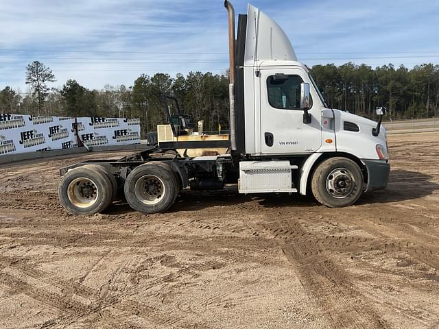 Image of Freightliner Cascadia equipment image 3