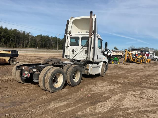 Image of Freightliner Cascadia equipment image 4