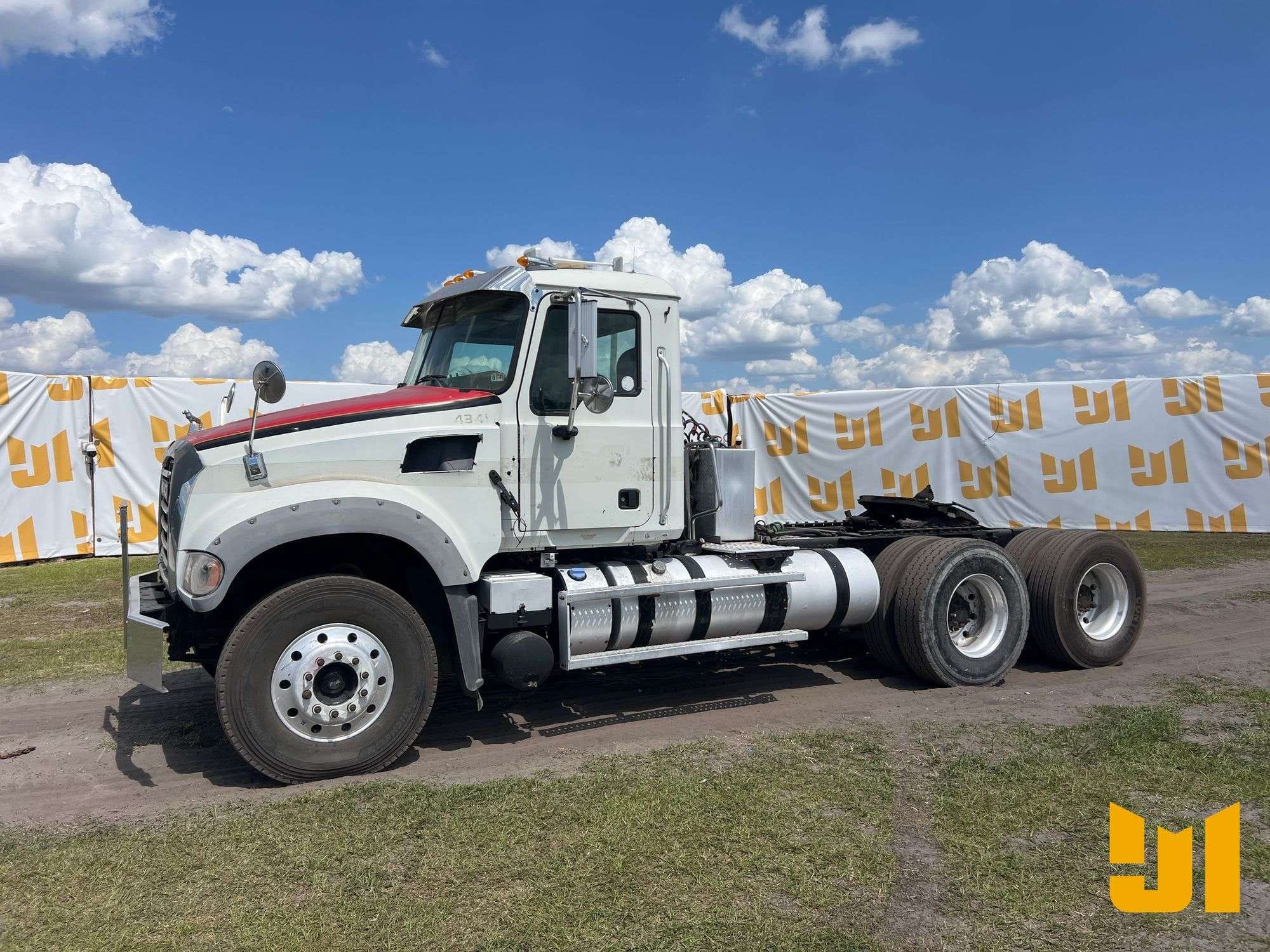 2011 Mack GU713 Equipment Image0