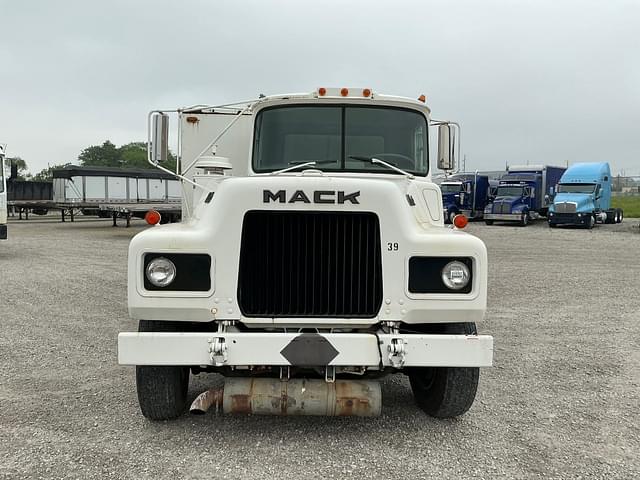 Image of Mack DM492S equipment image 1