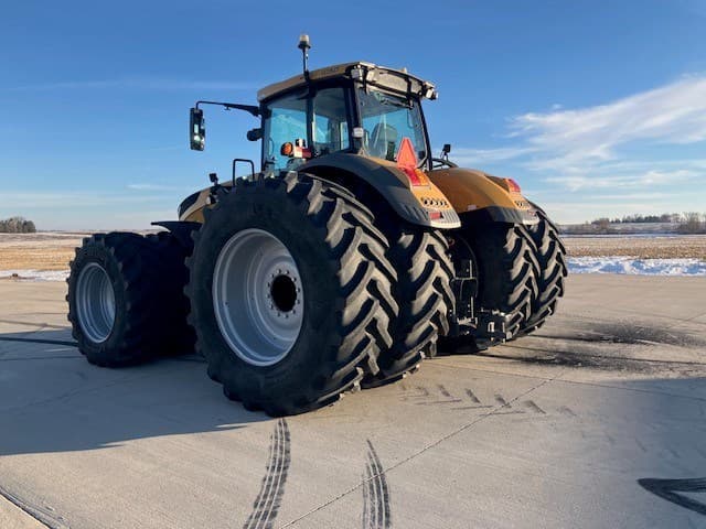 Image of Challenger 1050 equipment image 2