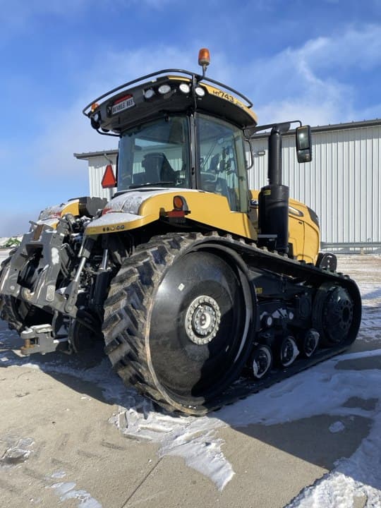 Image of Challenger MT743 equipment image 4