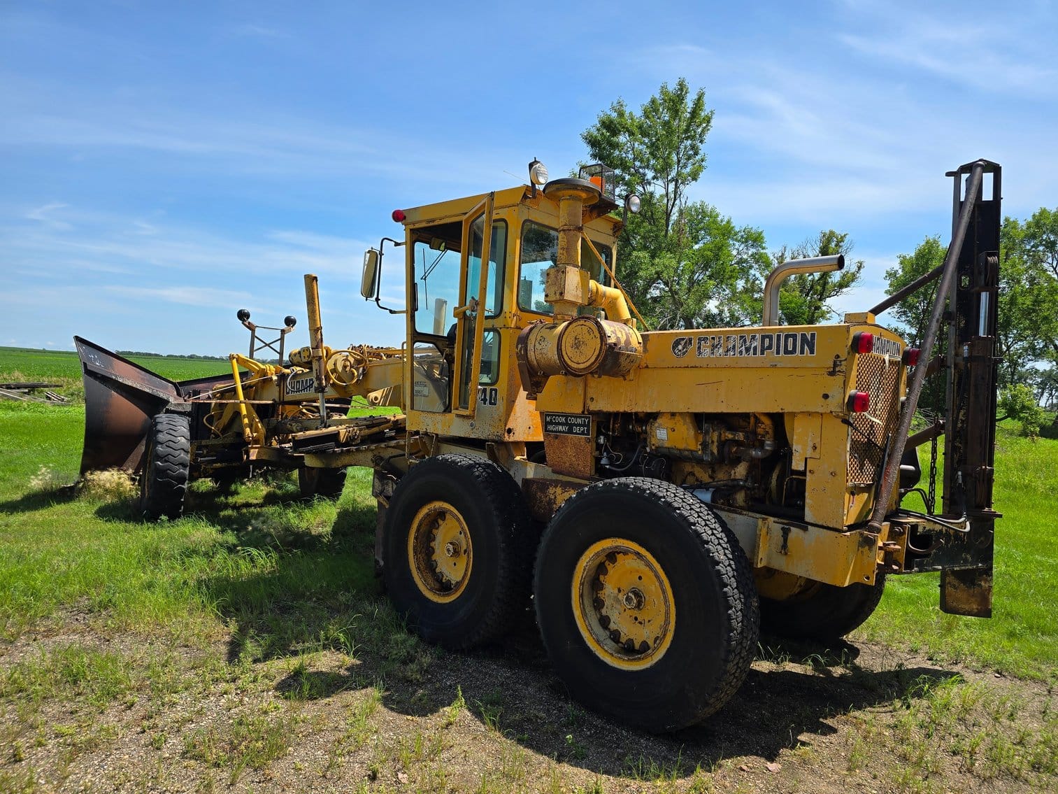 Champion 740 Equipment Image0