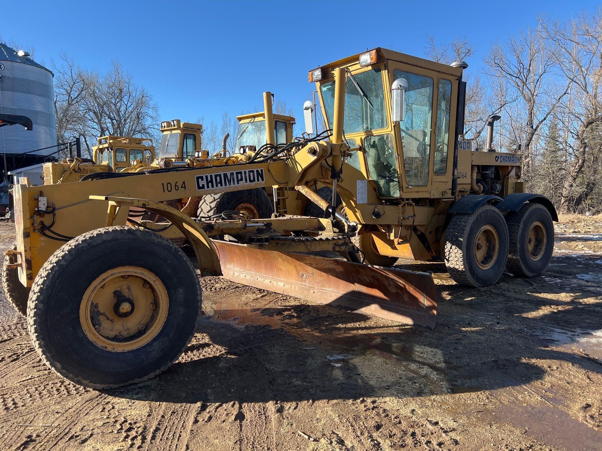 Champion 740A Equipment Image0