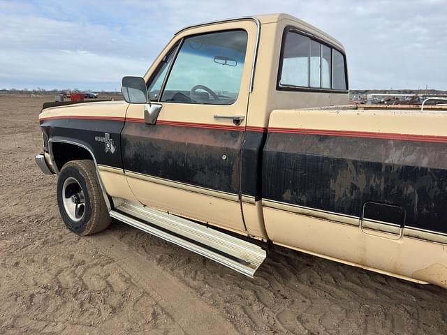 Image of Chevrolet Silverado equipment image 3