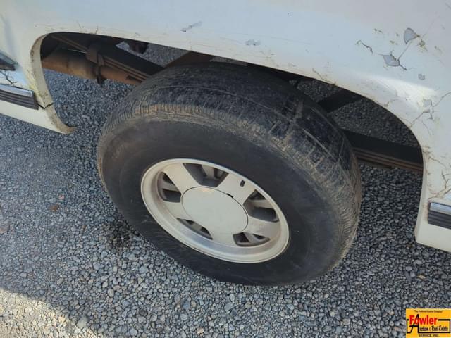 Image of Chevrolet 1500 equipment image 3