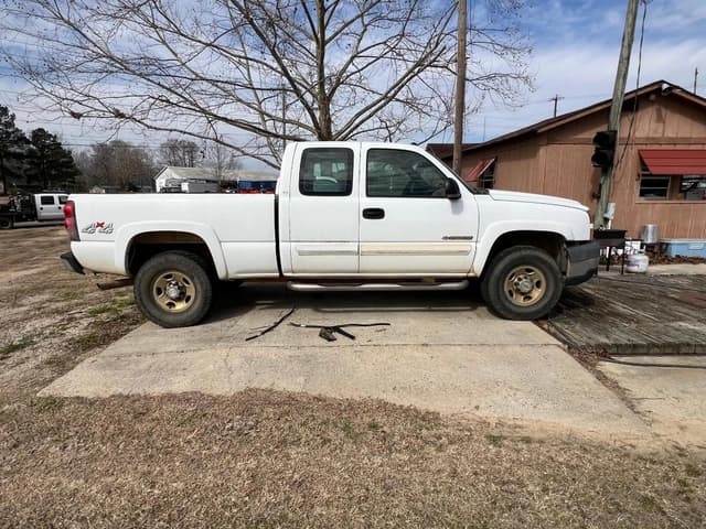 Image of Chevrolet 2500HD equipment image 3