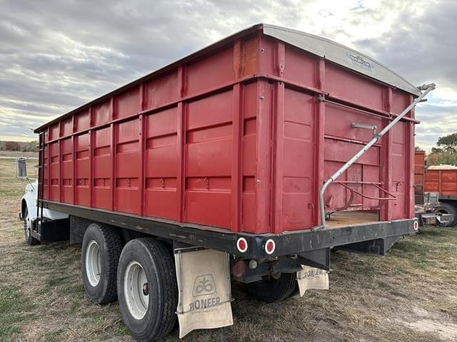 Image of Chevrolet C60 equipment image 4