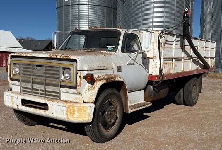 Chevrolet C60 Equipment Image0