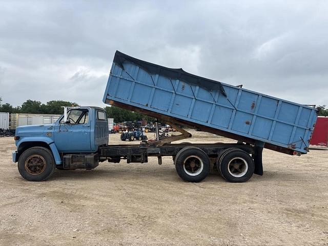 Image of Chevrolet C65 equipment image 1