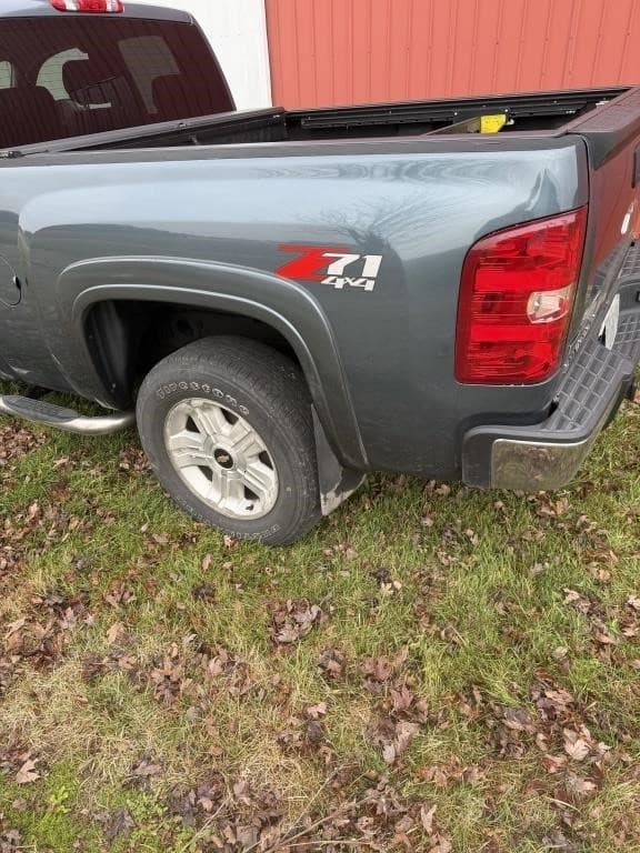 Image of Chevrolet Silverado equipment image 2