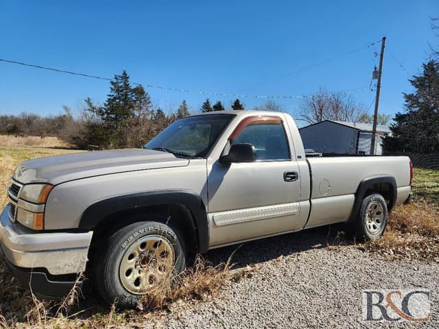 Image of Chevrolet Silverado equipment image 3