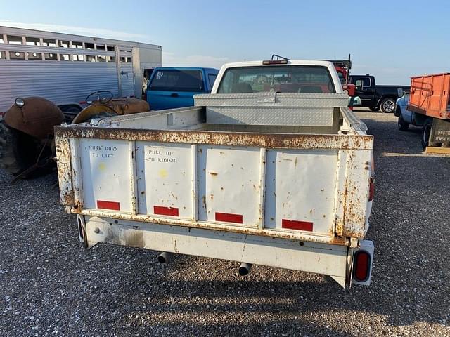 Image of Chevrolet 3500 equipment image 2