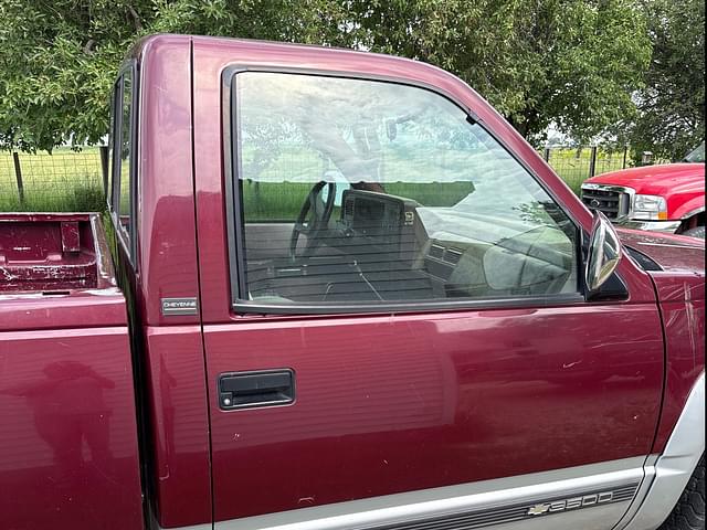 Image of Chevrolet 3500 equipment image 3