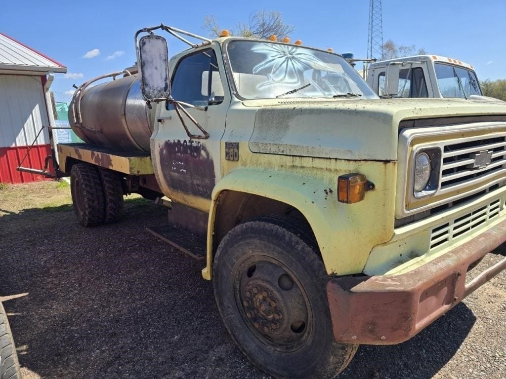 Chevrolet C60 Equipment Image0
