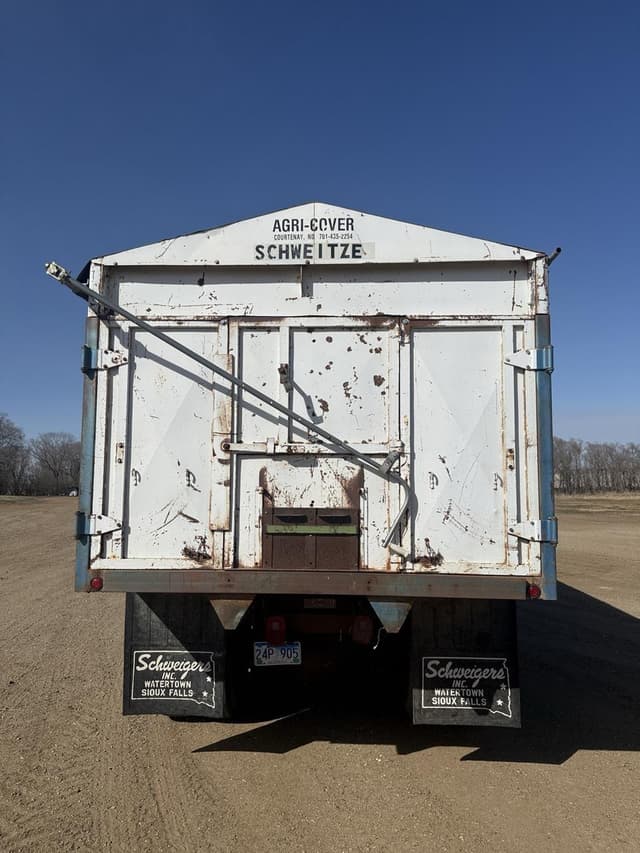 Image of Chevrolet C65 equipment image 3