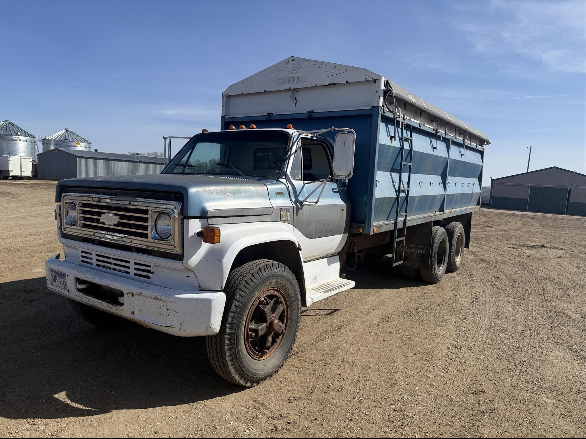 Chevrolet C65 Equipment Image0