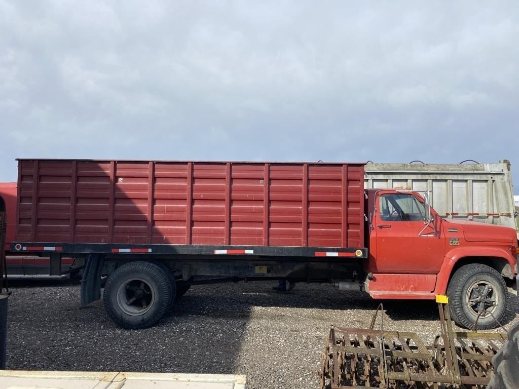 Chevrolet C65 Equipment Image0