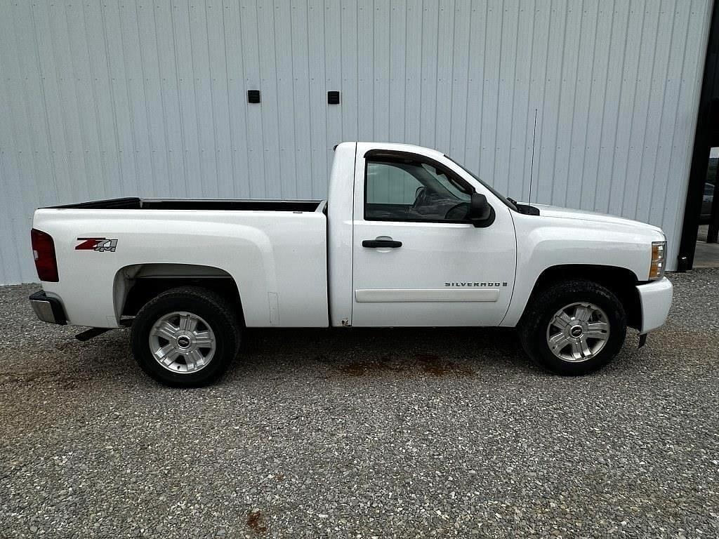 Image of Chevrolet Silverado Primary image